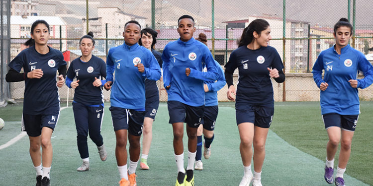 Hakkari'de 2 Afrikalı kadın futbolcu top koşturuyor