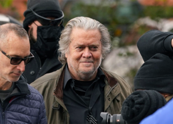 Hakkında iddianame hazırlanan Trump'ın eski danışmanı Bannon FBI'a teslim oldu