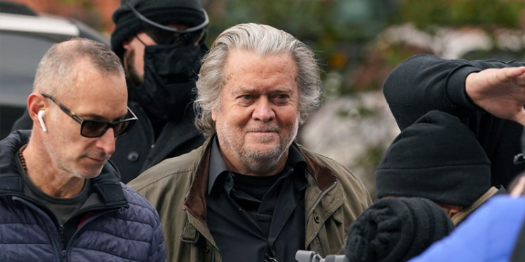 Hakkında iddianame hazırlanan Trump'ın eski danışmanı Bannon FBI'a teslim oldu