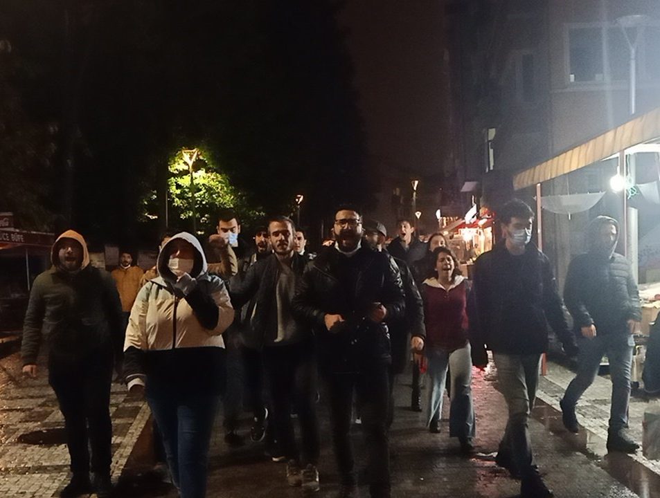 Halk ‘AKP istifa’ sloganlarıyla sokağa indi, Taksim Meydanı kapatıldı, ODTÜ’de 4 öğrenci gözaltına alındı