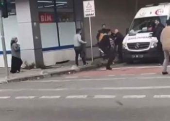 Halı silkeleme kavgası: 3 kişi bıçaklandı