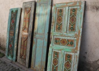 Harabe kapıları işleyerek antika severlere ulaştırıyor