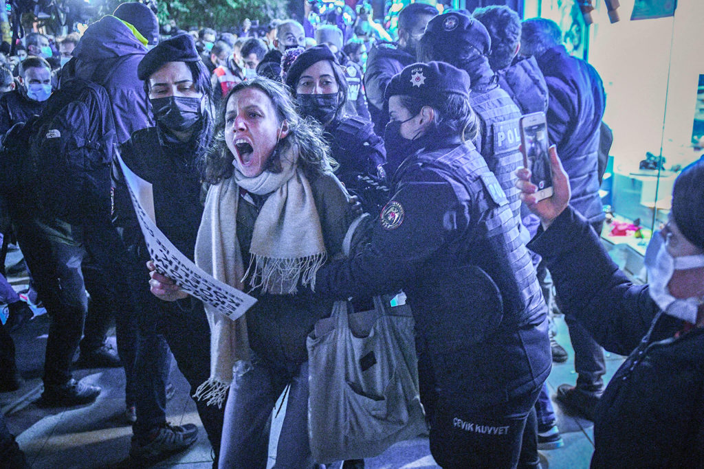 Hayat pahalılığını protesto için sokağa çıkan halka polis saldırdı