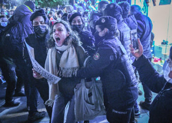 Hayat pahalılığını protesto için sokağa çıkan halka polis saldırdı