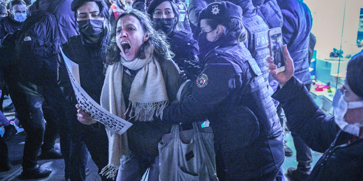 Hayat pahalılığını protesto için sokağa çıkan halka polis saldırdı