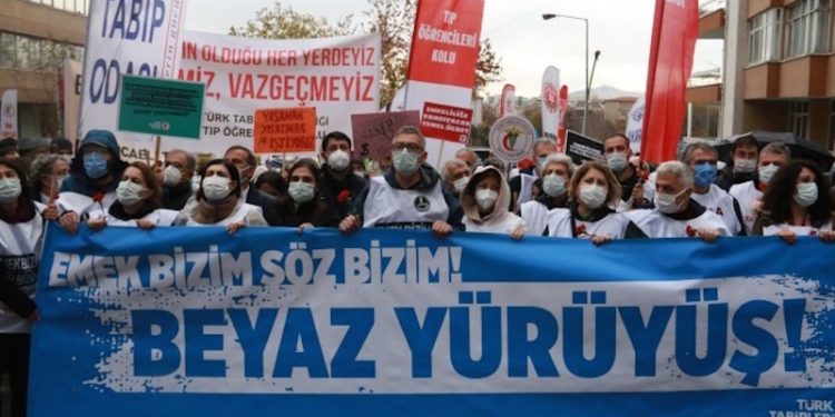 Hekimlerin başlattığı 'Beyaz Yürüyüş' Ankara'ya ulaştı