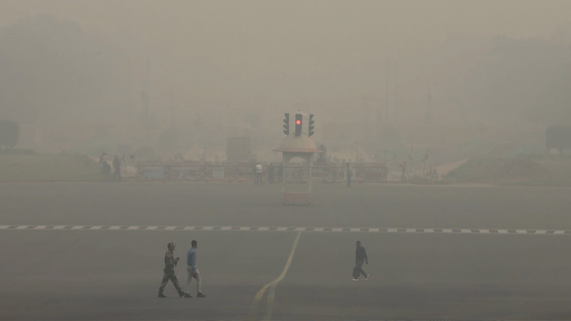 Hindistan'ın başkenti Yeni Delhi'de hava kirliliği nedeniyle eğitime ara verildi