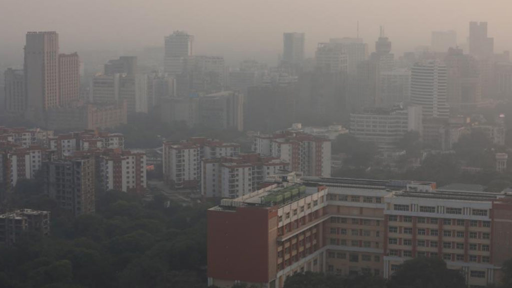 Hindistan'ın başkenti Yeni Delhi'de hava kirliliği nedeniyle eğitime süresiz ara verildi