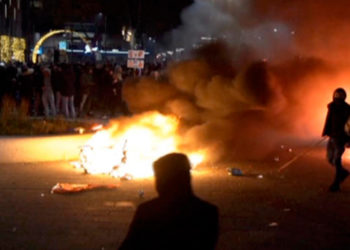 Hollanda Başbakanı, Koronavirüs kısıtlamalarına karşı sokağa çıkanlara tepki gösterdi: Aptallar!