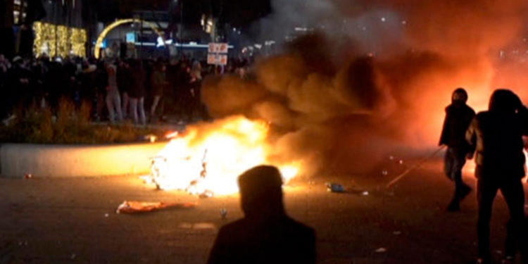 Hollanda Başbakanı, Koronavirüs kısıtlamalarına karşı sokağa çıkanlara tepki gösterdi: Aptallar!