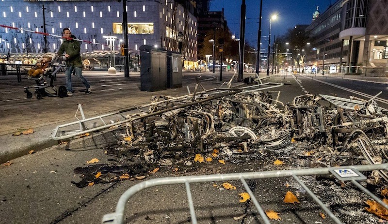 Hollanda: Covid önlemleri protestosunda polis ateş açtı, yedi yaralı, onlarca gözaltı