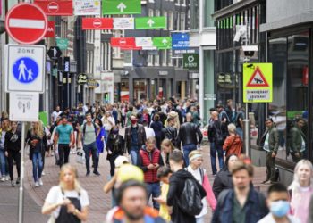 Hollanda, Covid-19 önlemlerini geri getiriyor