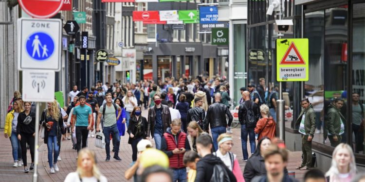 Hollanda, Covid-19 önlemlerini geri getiriyor
