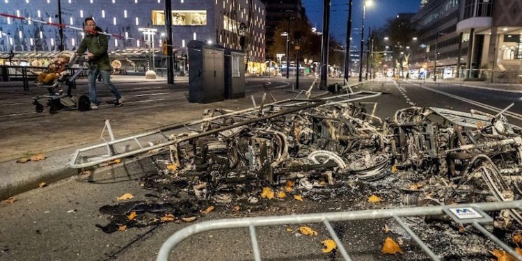 Hollanda: Covid önlemleri protestosunda polis ateş açtı, yedi yaralı, onlarca gözaltı