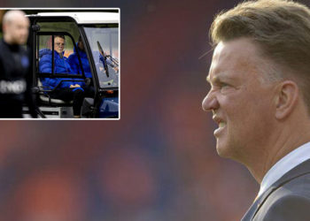 Hollanda teknik direktörü Louis van Gaal sakatlandı; antrenmana golf arabasıyla geldi