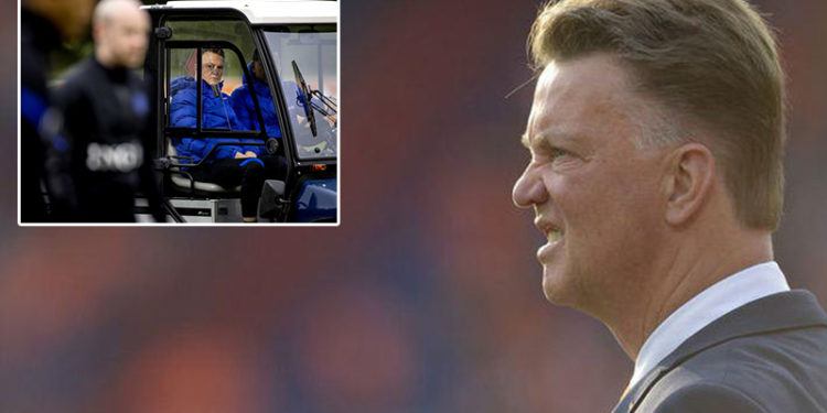 Hollanda teknik direktörü Louis van Gaal sakatlandı; antrenmana golf arabasıyla geldi