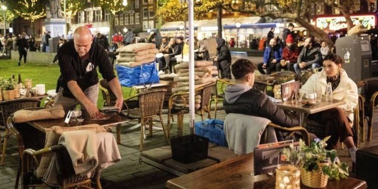 Hollanda ve Danimarka'da da Koronavirüs'ün Omicron varyantı görüldü