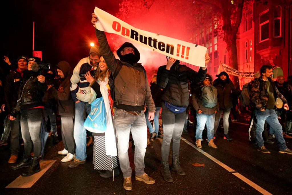 Hollanda yeni Covid-19 önlemlerini açıkladı, halk protesto etti