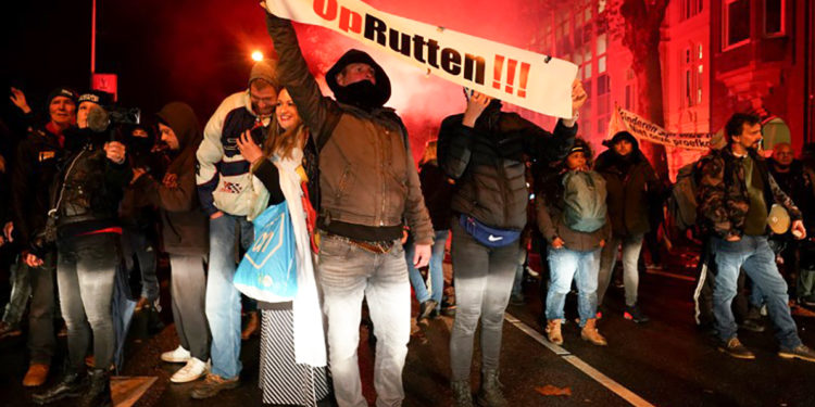 Hollanda yeni Covid-19 önlemlerini açıkladı, halk protesto etti