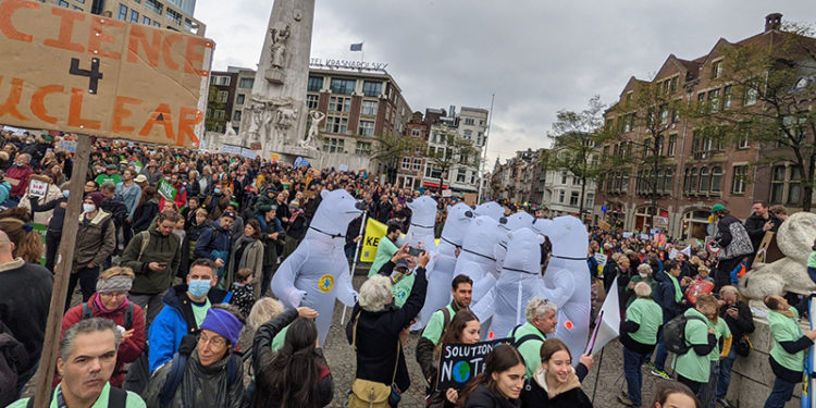 Hollanda'da 40 bin kişilik iklim protestosu