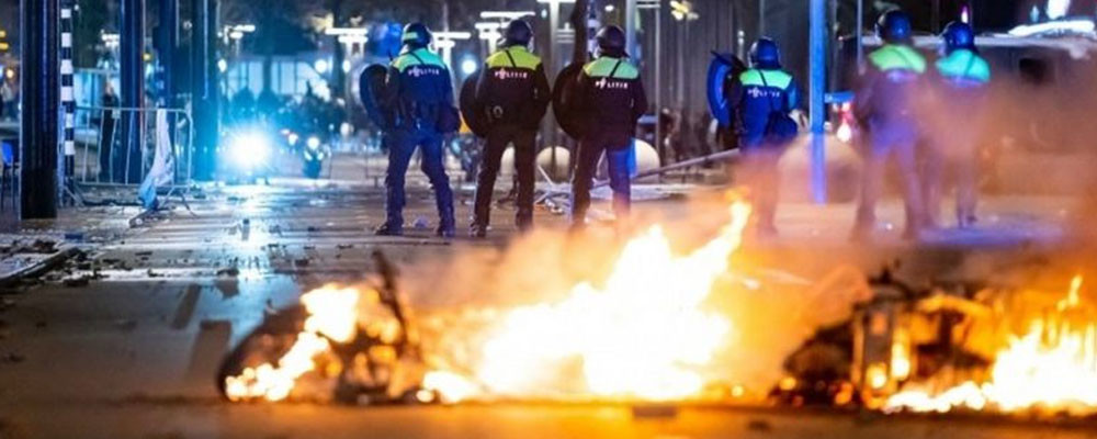 Hollanda'da Covid önlemleri protestosu çatışmaya dönüştü, polis göstericilere ateş açtı: 7 yaralı, onlarca gözaltı