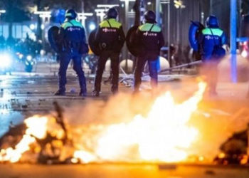 Hollanda'da Covid önlemleri protestosu çatışmaya dönüştü, polis göstericilere ateş açtı: 7 yaralı, onlarca gözaltı