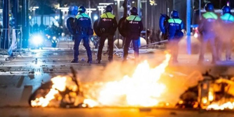 Hollanda'da Covid önlemleri protestosu çatışmaya dönüştü, polis göstericilere ateş açtı: 7 yaralı, onlarca gözaltı