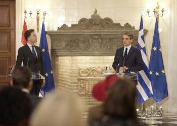 Hollandalı gazeteci Miçotakis’in yüzüne sordu: Geri itme için neden yalan söylüyorsunuz?