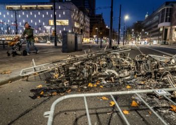 Hollanda’da Covid-19 kısıtlamalarını protesto eden eylemciler sokakları ateşe verdi