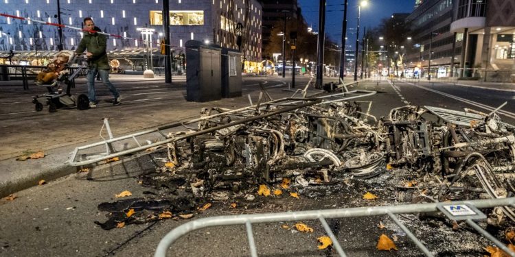 Hollanda’da Covid-19 kısıtlamalarını protesto eden eylemciler sokakları ateşe verdi