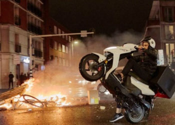 Hollanda’da Covid-19 önlemleri protesto edildi: En az 40 gözaltı