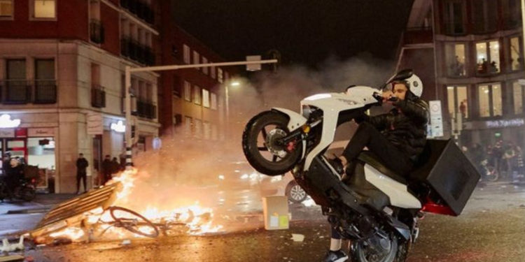 Hollanda’da Covid-19 önlemleri protesto edildi: En az 40 gözaltı