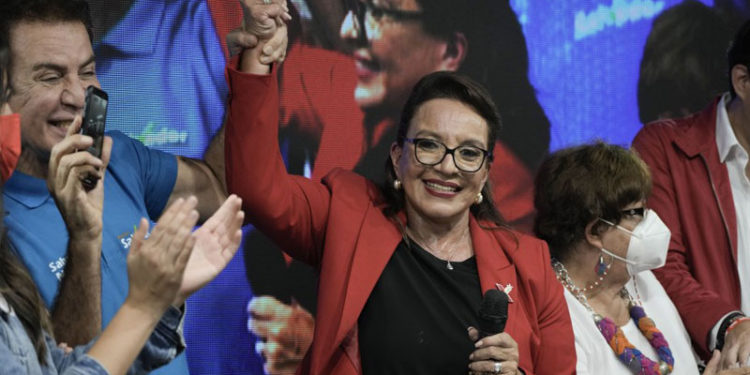 Honduras seçimlerini solun kadın adayı Castro önde götürüyor