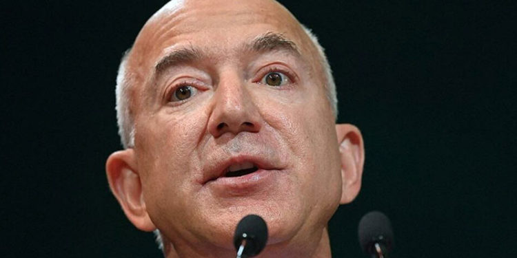 Jeff Bezos: İnsanlar gelecekte uzayda doğacak, dev silindirlerde yaşayacak