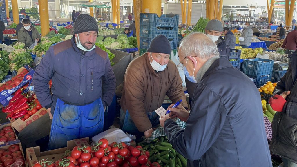 Kılıçdaroğlu eşiyle birlikte semt pazarından alışveriş yaptı