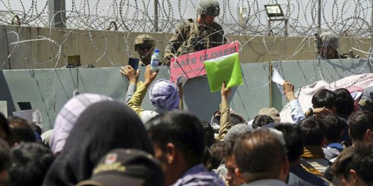 Kabil'de tahliye sırasında ABD askerine verilen 2 aylık Afgan bebek kayboldu