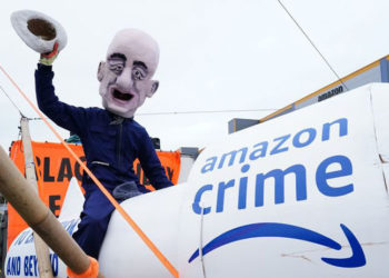 'Kara Cuma' eylemi: İklim aktivistleri İngiltere'deki Amazon depolarını bastı