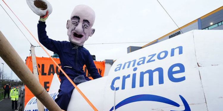 'Kara Cuma' eylemi: İklim aktivistleri İngiltere'deki Amazon depolarını bastı