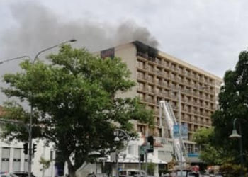 Karantinadayken kaldığı otel odasını ateşe verdi