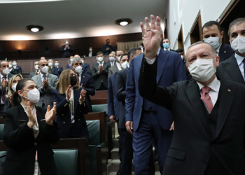 Karar yazarı Karaalioğlu: Toplumun değil hükûmetin acı ilacı içmesi şarttır