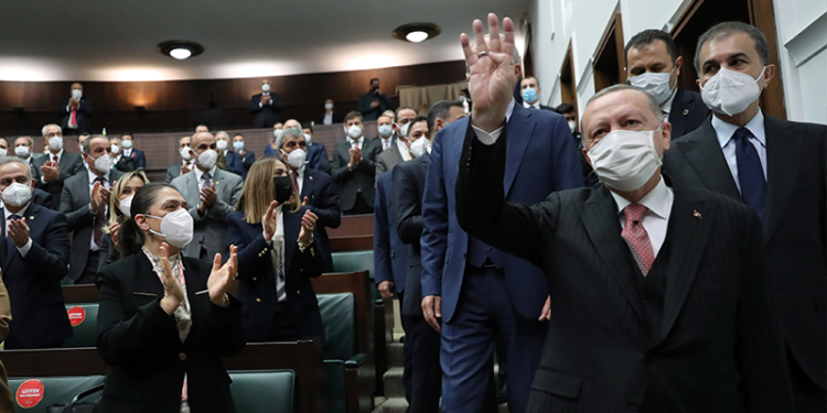 Karar yazarı Karaalioğlu: Toplumun değil hükûmetin acı ilacı içmesi şarttır