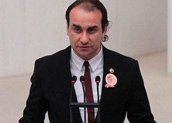 Kardeşinden ağabeyi Tuğrul Türkeş'e tepki: Anılan kişi senin baban, en azından kınaması lazım