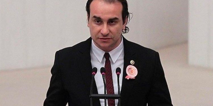 Kardeşinden ağabeyi Tuğrul Türkeş'e tepki: Anılan kişi senin baban, en azından kınaması lazım