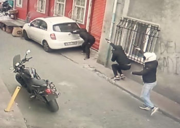 Kasımpaşa’da güpegündüz silahlı çatışma: Siper alıp birbirlerine kurşun yağdırdılar