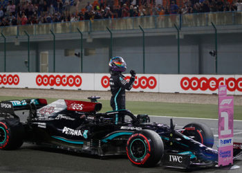 Katar'da kazanan Lewis Hamilton, Verstappen ile puan farkını eritiyor