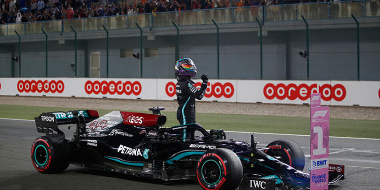 Katar'da kazanan Lewis Hamilton, Verstappen ile puan farkını eritiyor