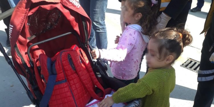 Kazada ölen hamile kadın, araç çarpmadan önce bebek arabasındaki kızlarını kurtarmış