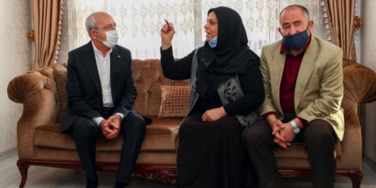 Kemal Kılıçdaroğlu’ndan, kılıçla katledilen Başak Cengiz’in ailesine taziye ziyareti