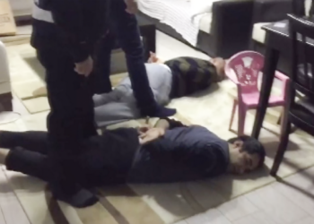 Kendisi, eşi ve çocuklarının adres kaydı olmayan ihraç iki subaya gözaltı