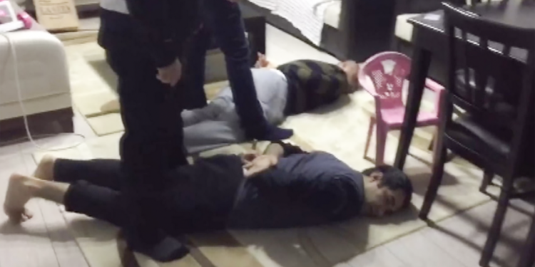 Kendisi, eşi ve çocuklarının adres kaydı olmayan ihraç iki subaya gözaltı